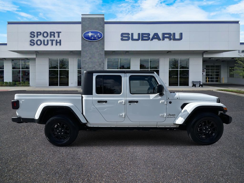2023 Jeep Gladiator Overland photo 2