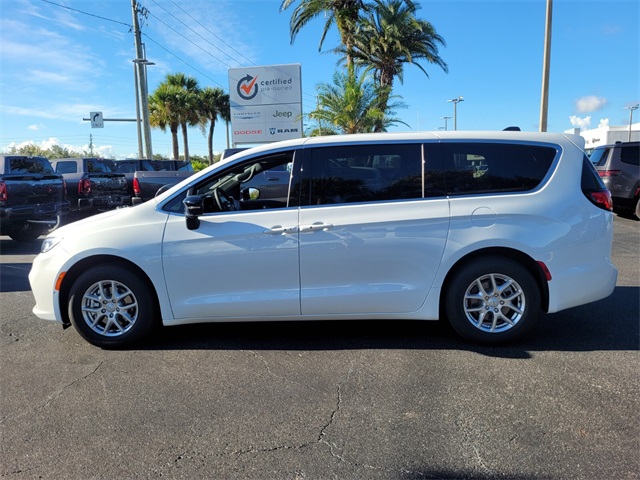 2026 Chrysler Pacifica photo 4