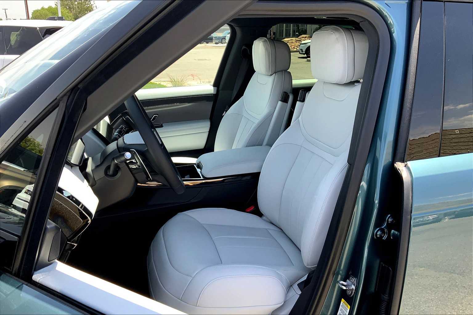 2025 Land Rover Range Rover Sport SE photo 8