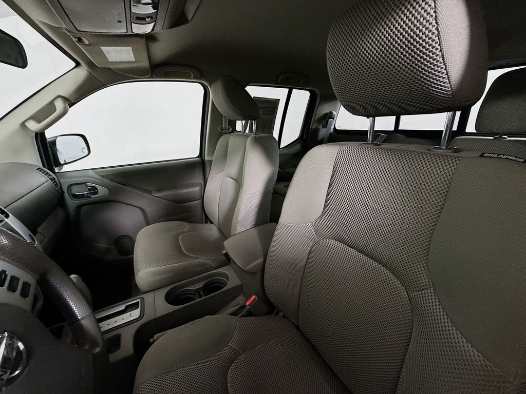 2016 Nissan Frontier SV Crew Cab photo 15