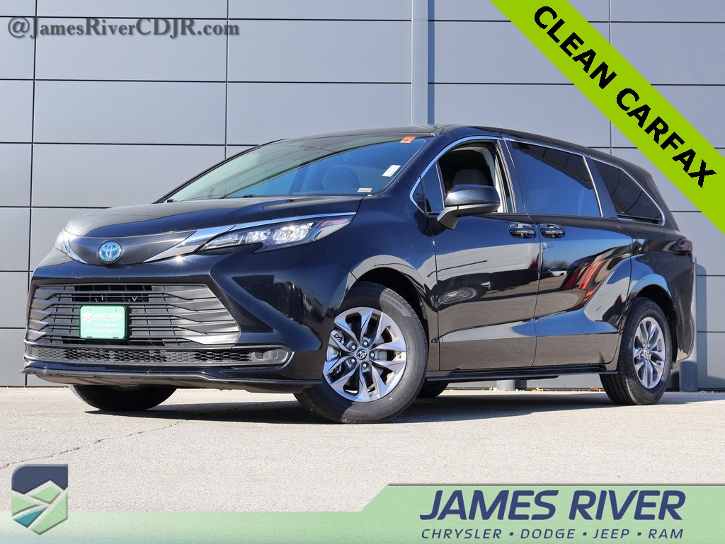 2024 Toyota Sienna LE's photo