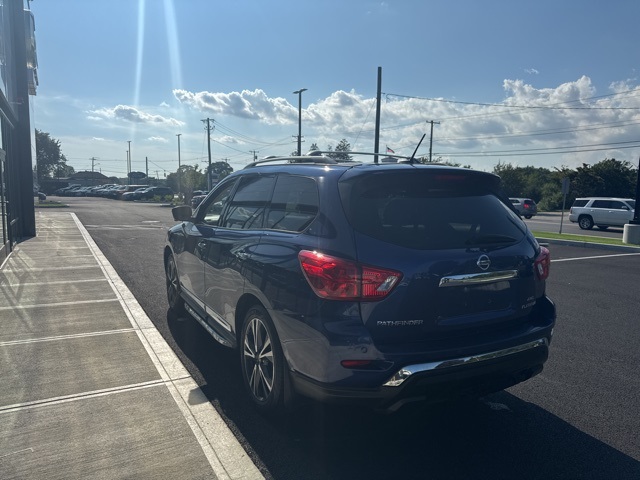 2018 Nissan Pathfinder Platinum photo 2