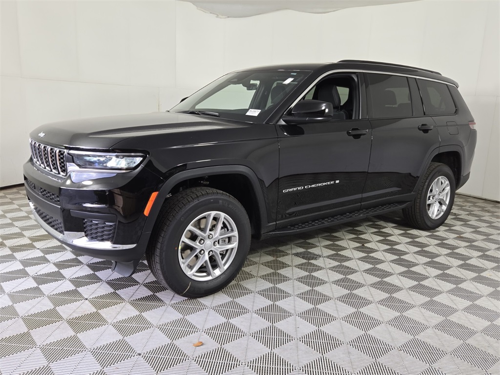 2025 Jeep Grand Cherokee Laredo Altitude photo 3