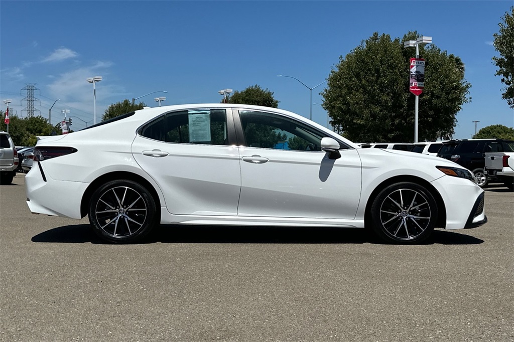 2024 Toyota Camry SE photo 3