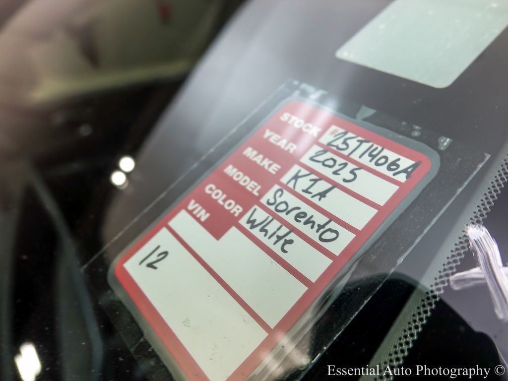 2025 KIA SORENTO - Image 30