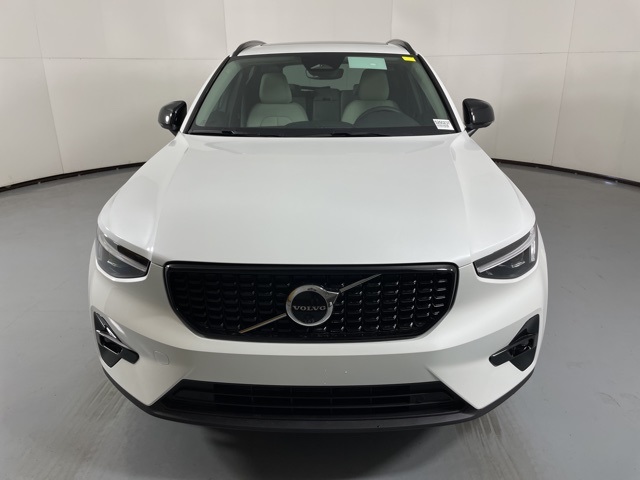 2026 Volvo XC40 AWD Plus photo 3