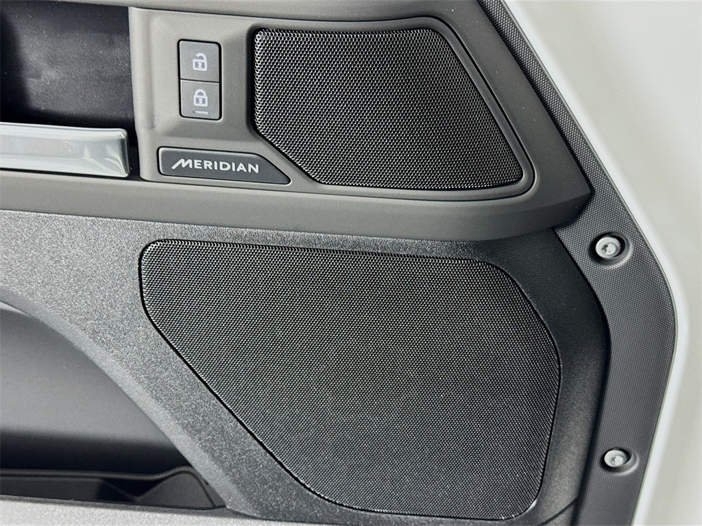 2025 Land Rover Defender 110 S photo 17