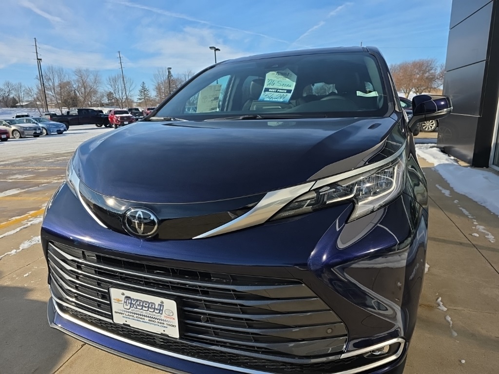 2026 Toyota Sienna Limited's photo