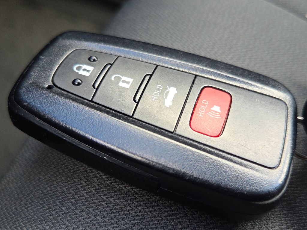 2022 Toyota Camry Hybrid LE photo 30