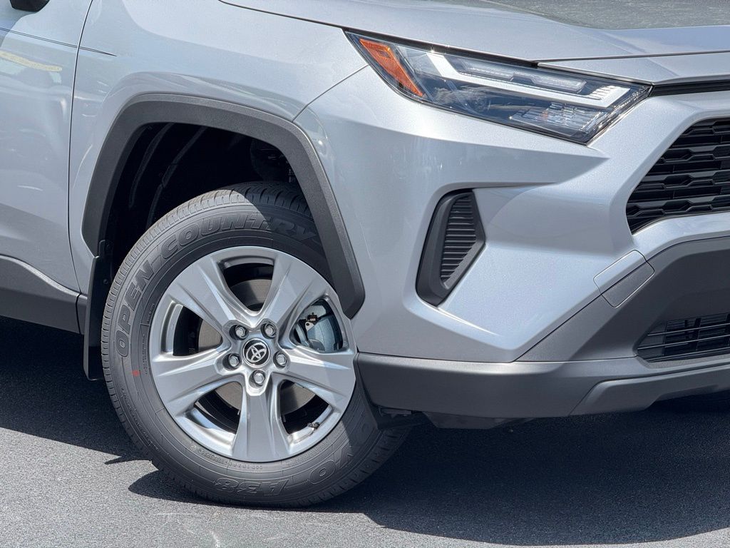 2025 Toyota RAV4 Hybrid LE photo 3