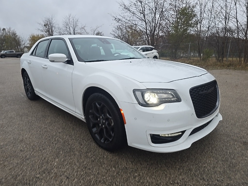 2023 Chrysler 300 Touring L photo 2