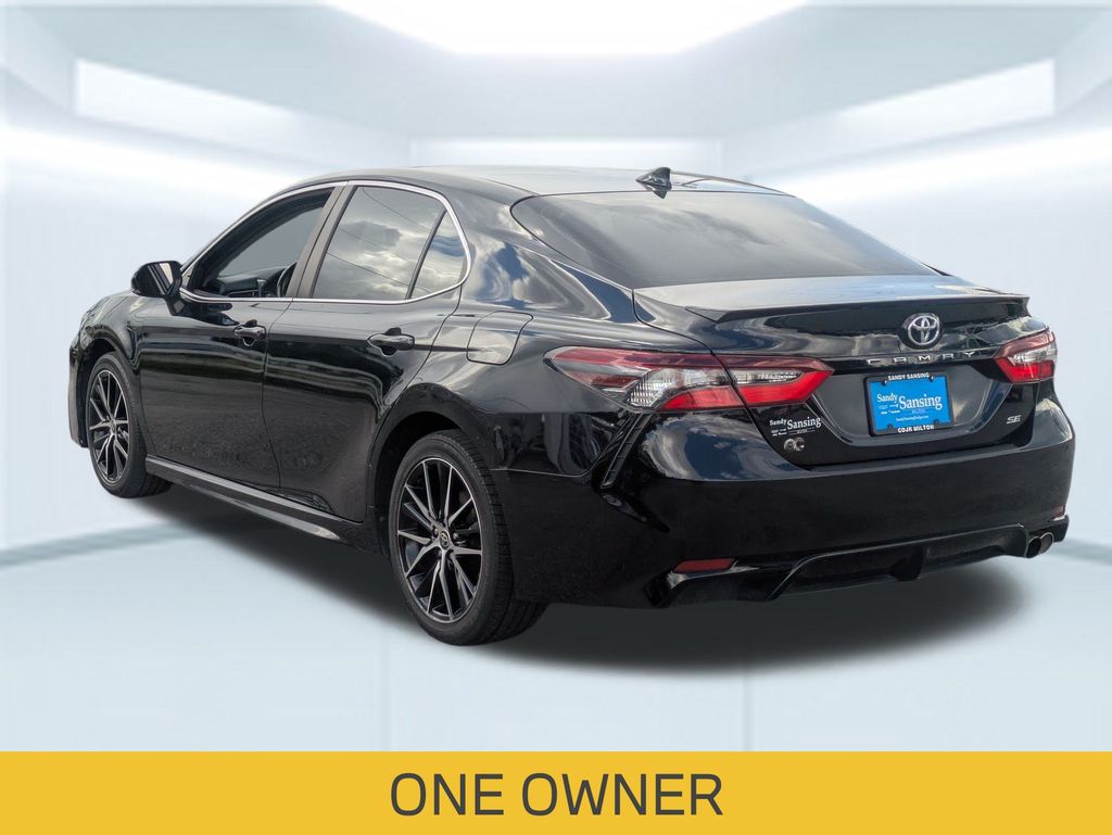 2022 Toyota Camry SE photo 3