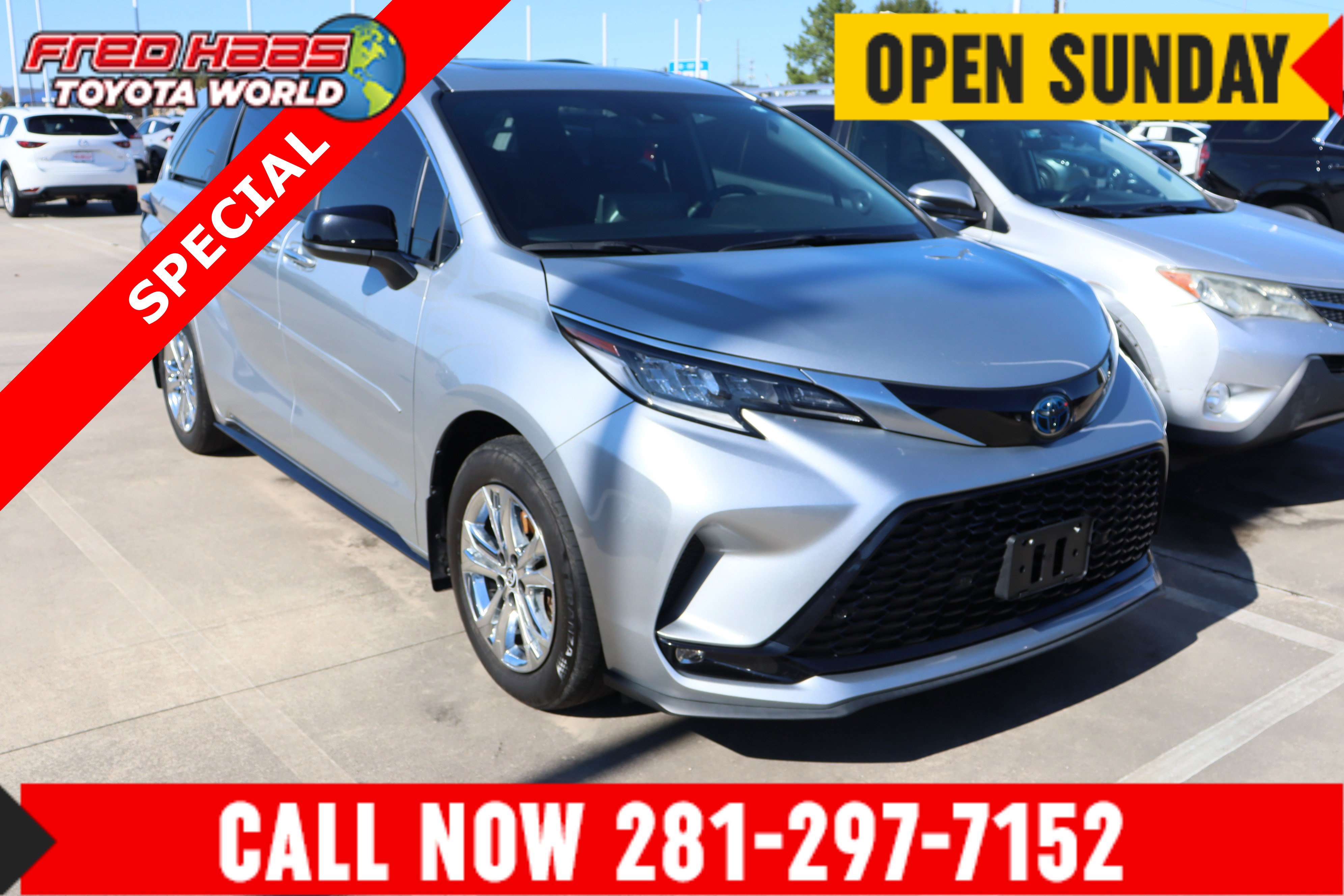 2023 Toyota Sienna XSE's photo