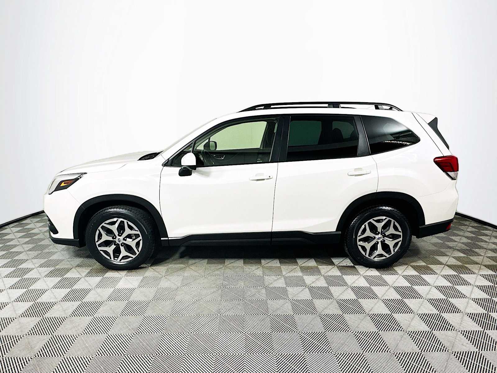 2023 Subaru Forester Premium photo 4