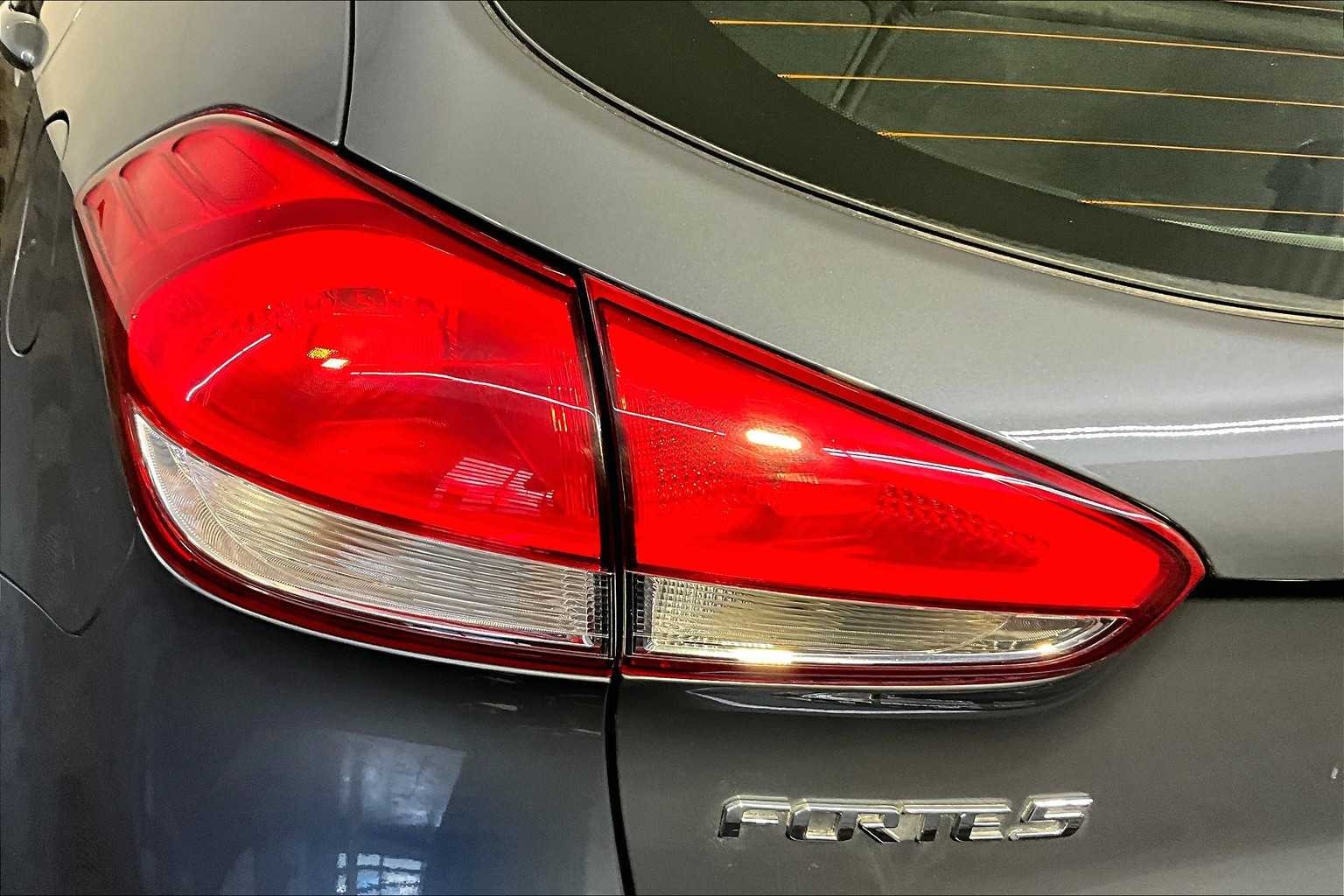 2016 Kia Forte 5-Door LX photo 25