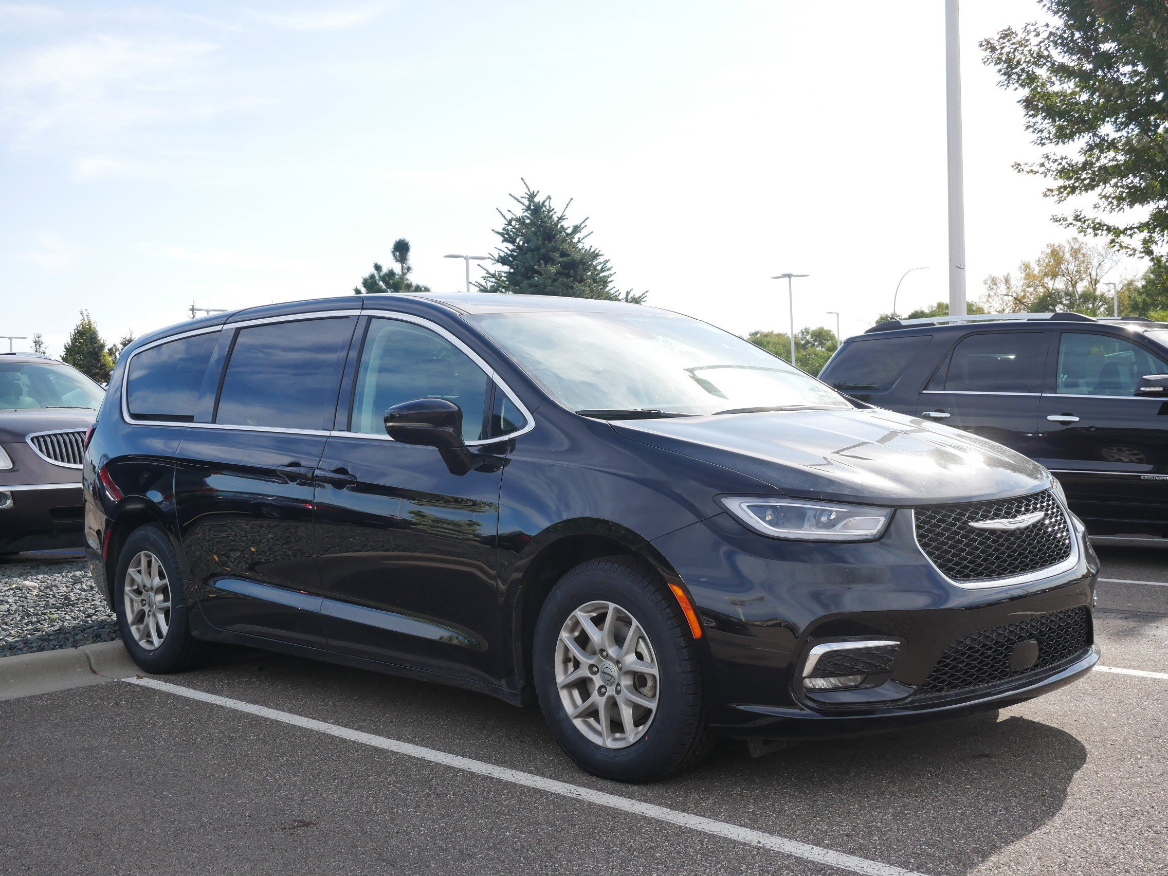 2024 Chrysler Pacifica Touring L's photo