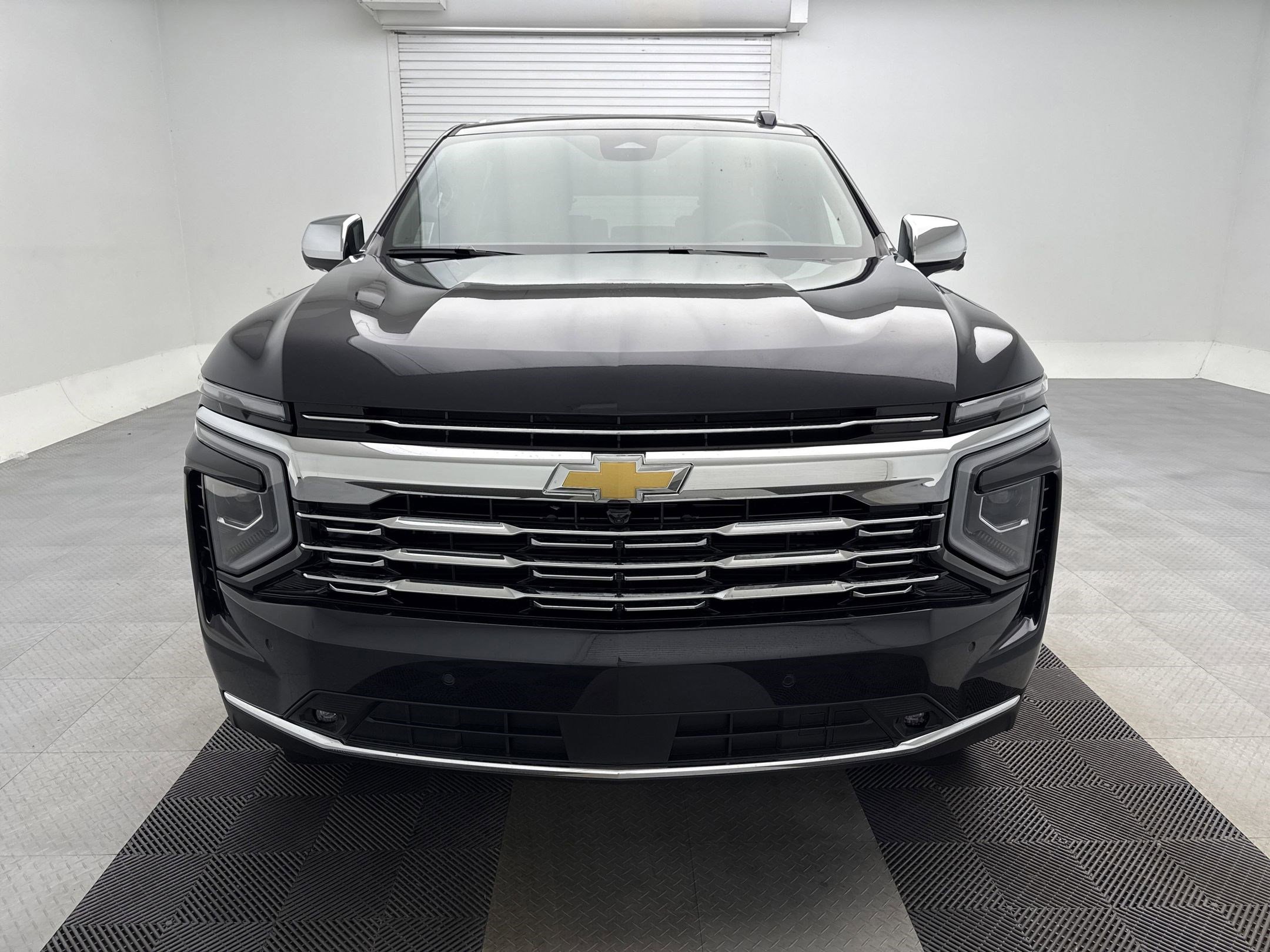 2025 Chevrolet Suburban Premier photo 2