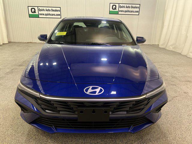 2025 Hyundai Elantra SE photo 2