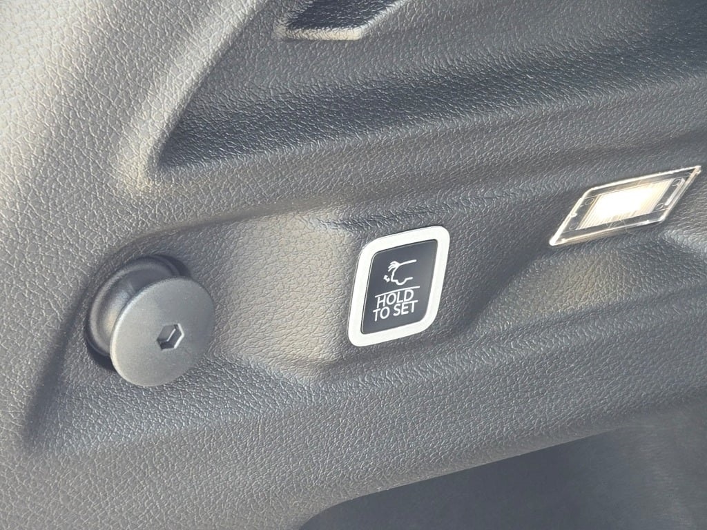 2025 Jeep Grand Cherokee Laredo photo 10