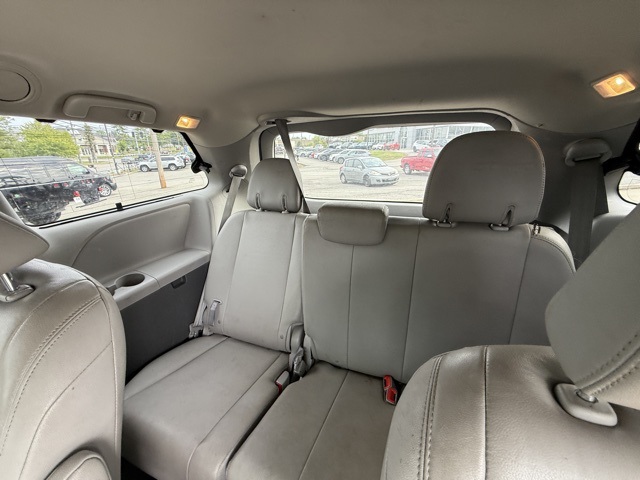 2019 Toyota Sienna XLE photo 23