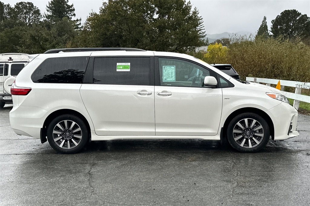 2019 Toyota Sienna XLE photo 3