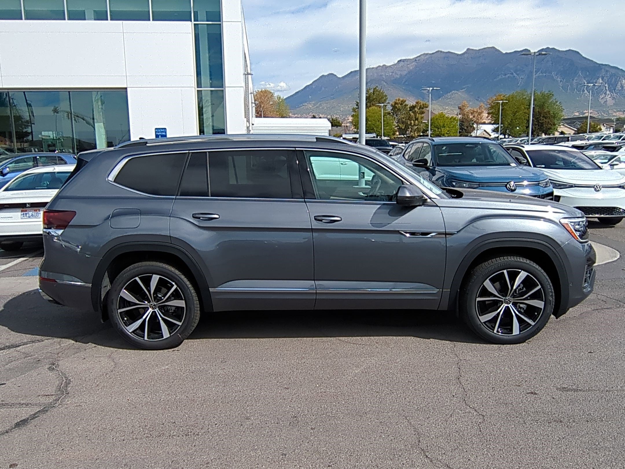 2025 Volkswagen Atlas SEL Premium R-Line photo 2
