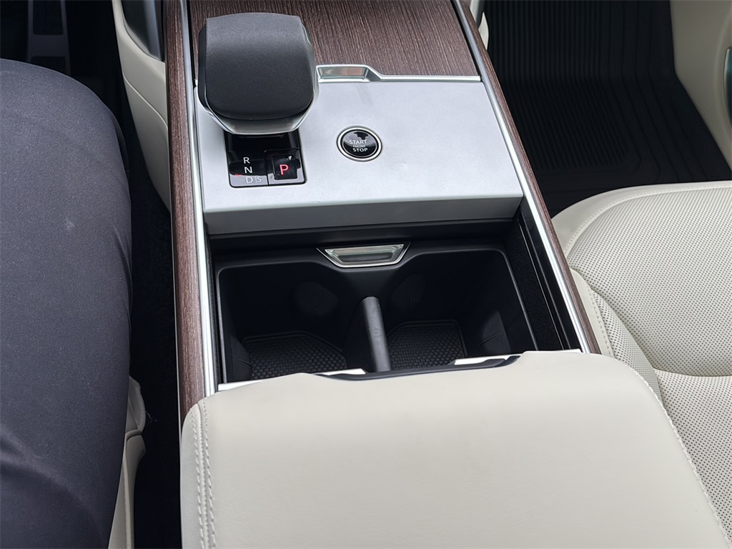 2025 Land Rover Range Rover SE photo 17