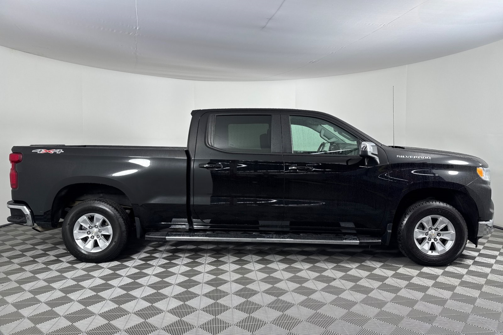 2024 Chevrolet Silverado 1500 LT photo 2