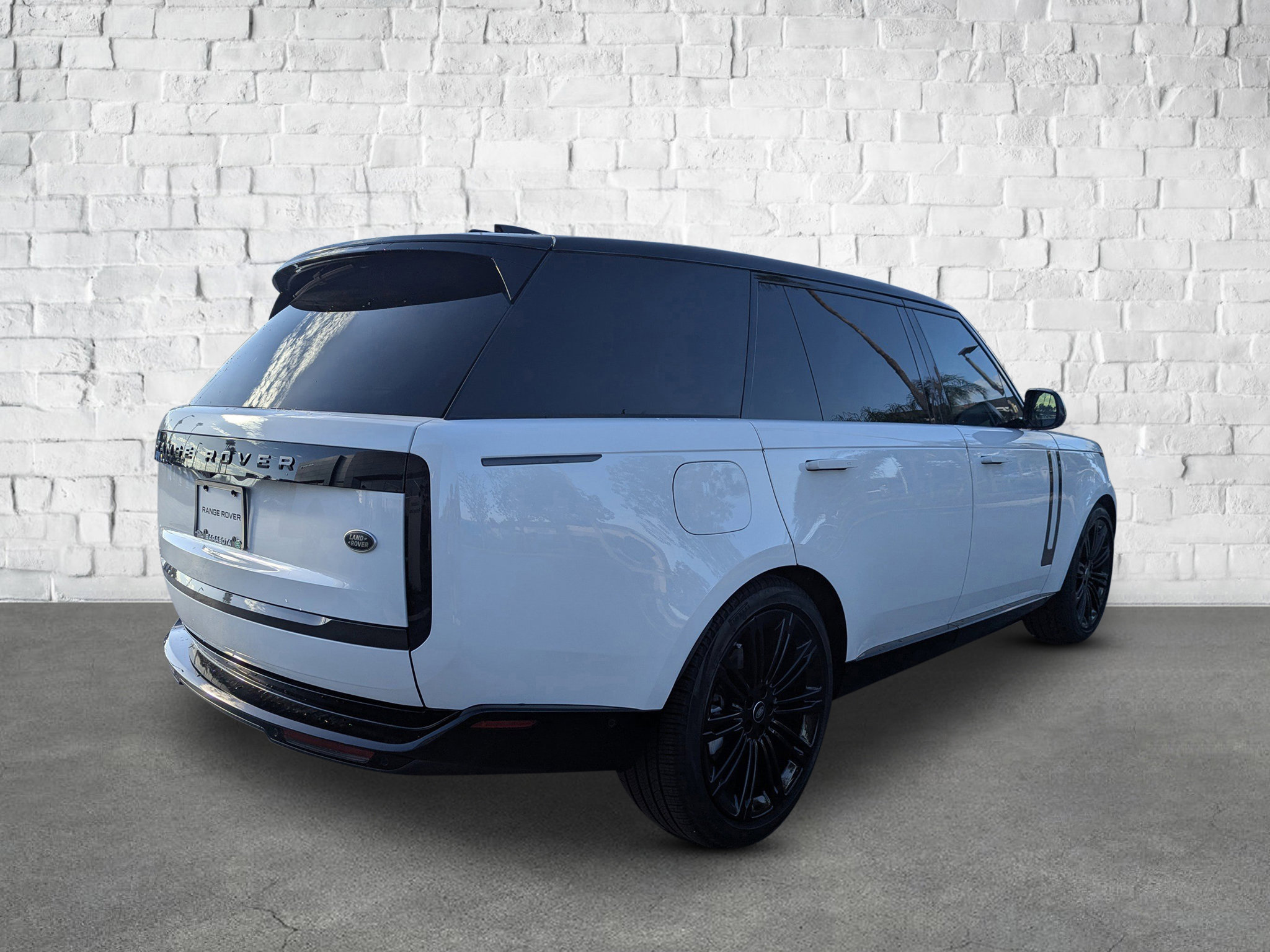 2023 Land Rover Range Rover SE photo 2