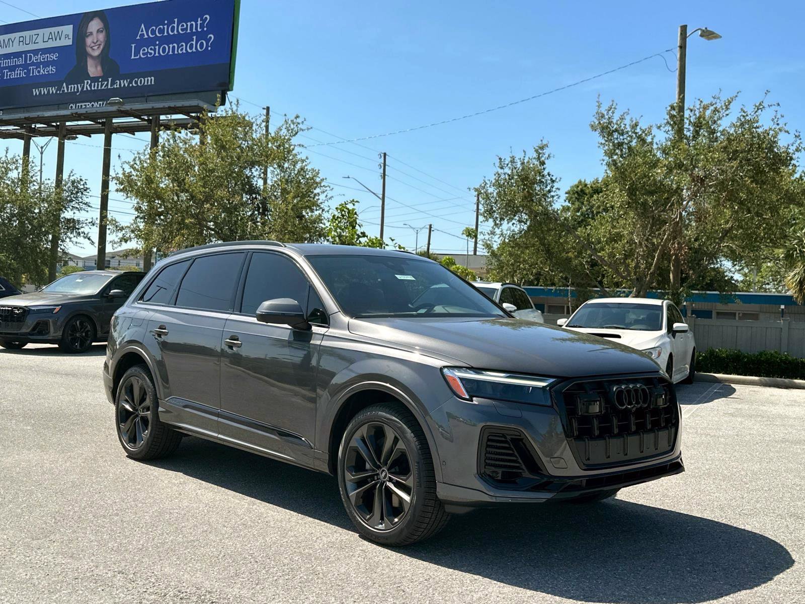 2025 Audi Q7 55 Premium Plus photo 2