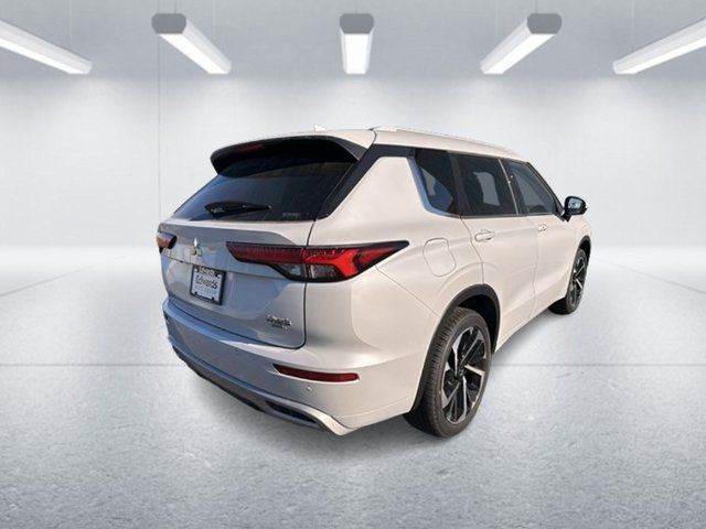 2024 Mitsubishi Outlander photo 3