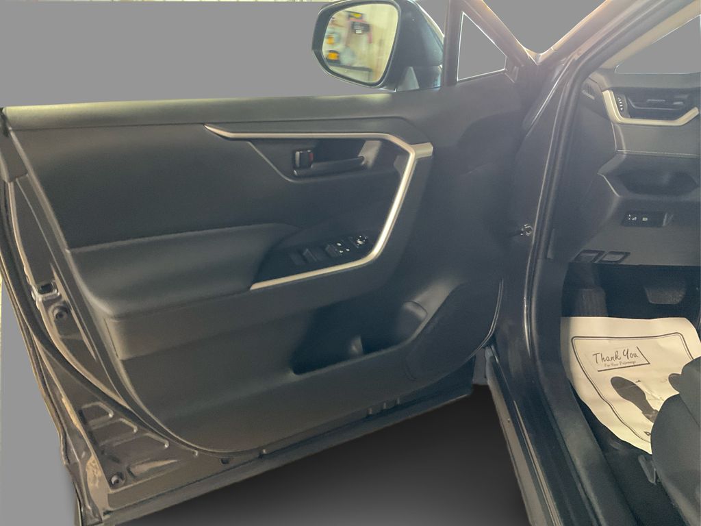 2022 Toyota RAV4 LE photo 18