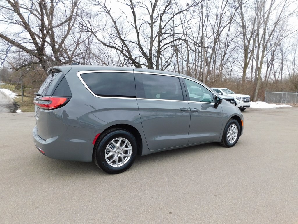 2025 Chrysler Pacifica photo 3