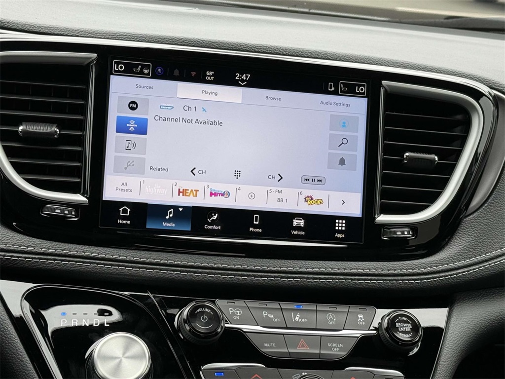 2025 Chrysler Pacifica photo 3