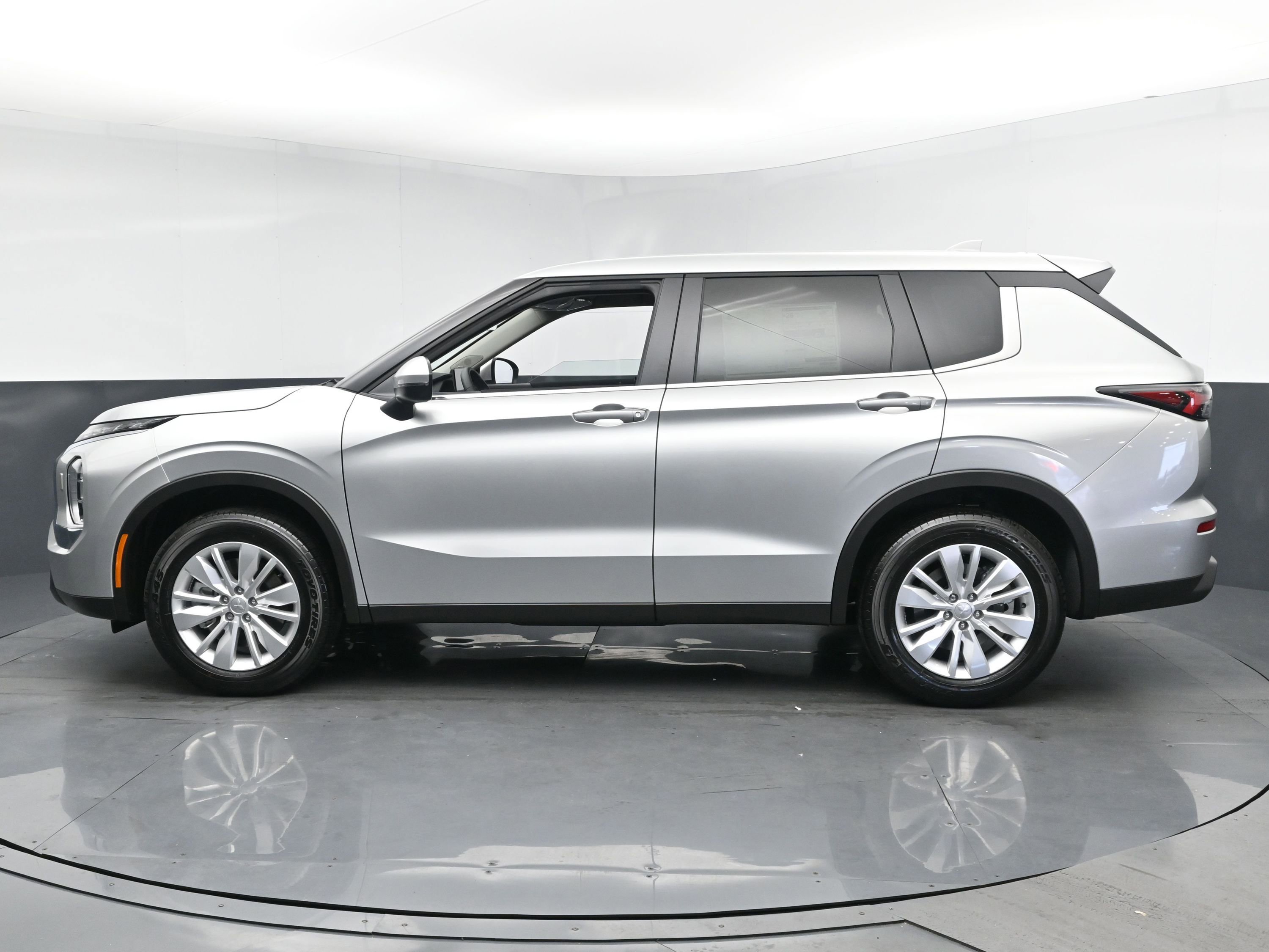 2025 Mitsubishi Outlander ES photo 3