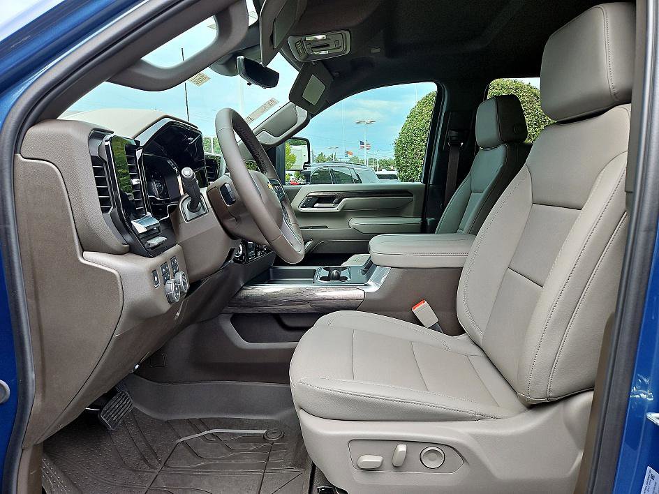 2025 Chevrolet Silverado 2500HD LTZ photo 10