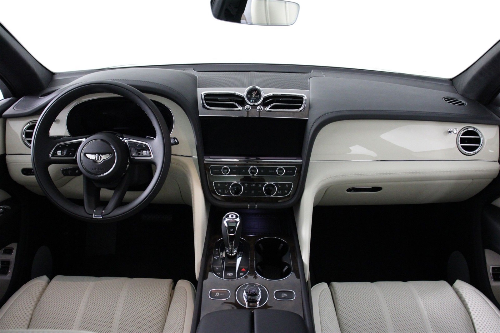 2025 Bentley Bentayga V8 photo 4
