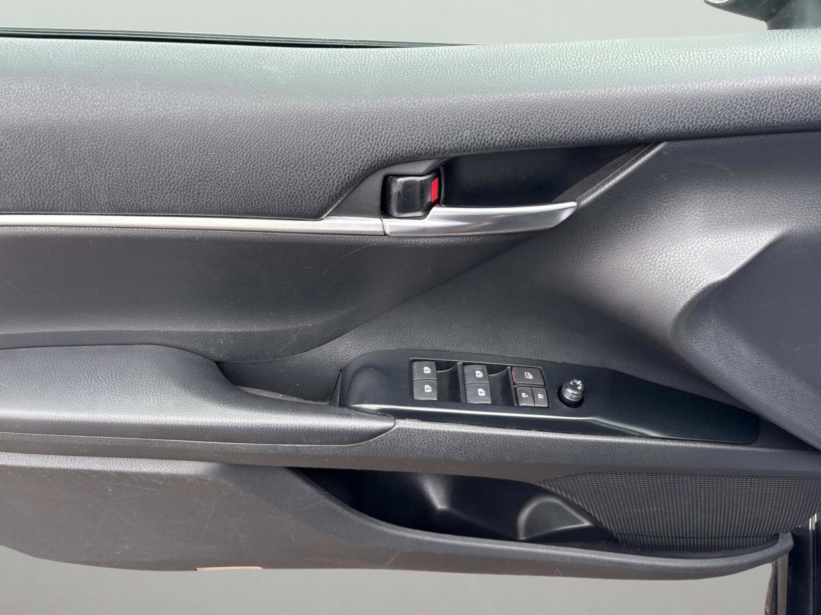 2019 Toyota Camry SE photo 21