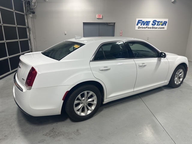 2023 Chrysler 300 Touring photo 8