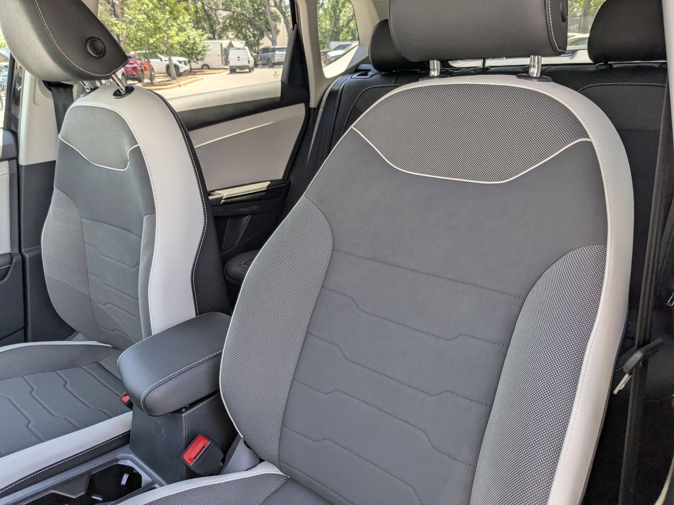 2025 Volkswagen Taos SE photo 4