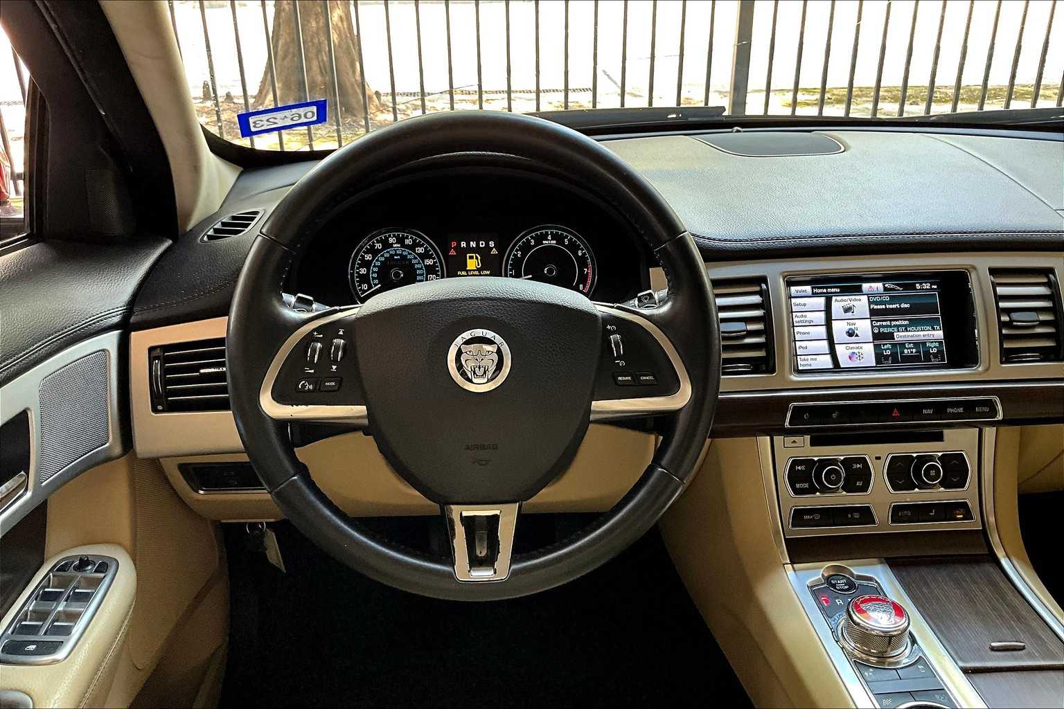 2012 Jaguar XF photo 5
