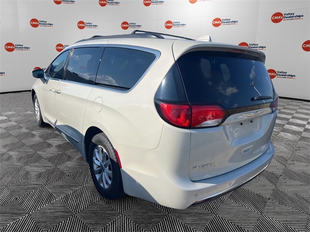 2017 Chrysler Pacifica Touring L photo 2