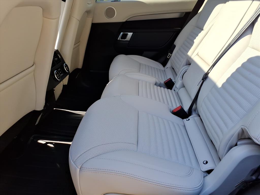 2026 Land Rover Discovery photo 4