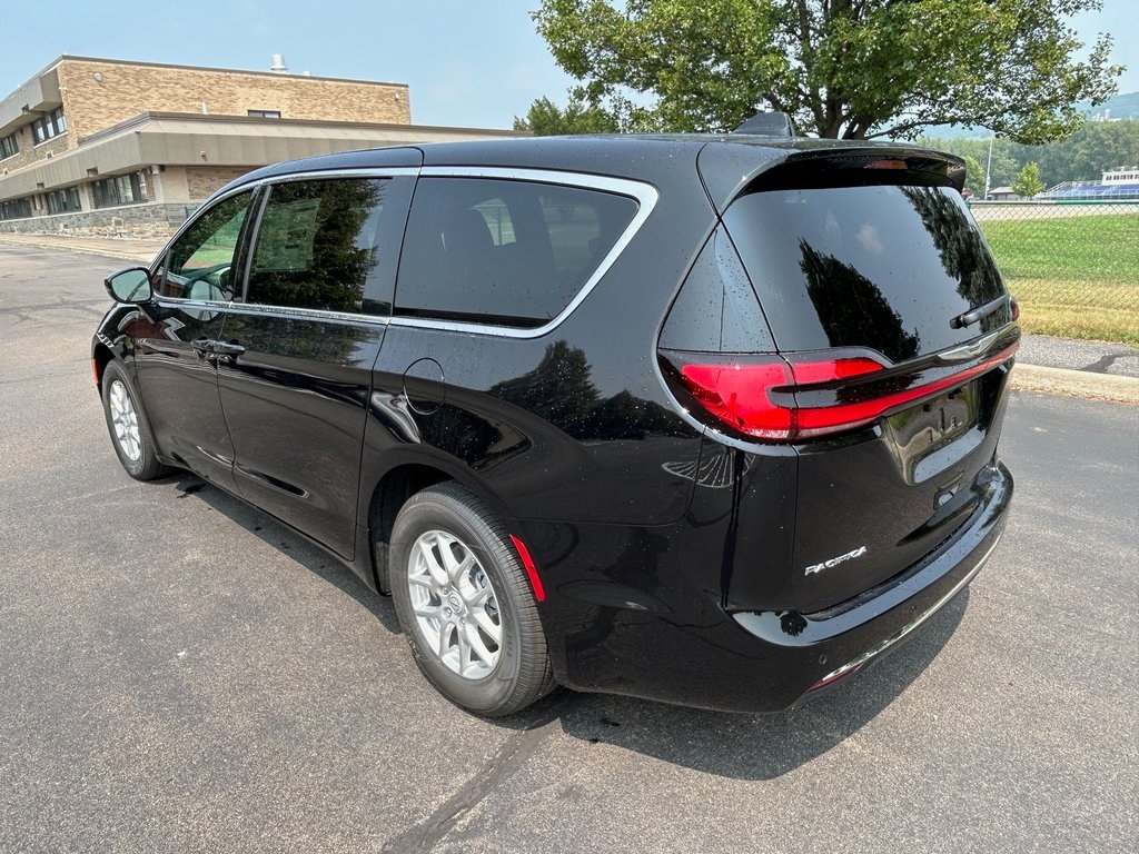 2026 Chrysler Pacifica photo 3