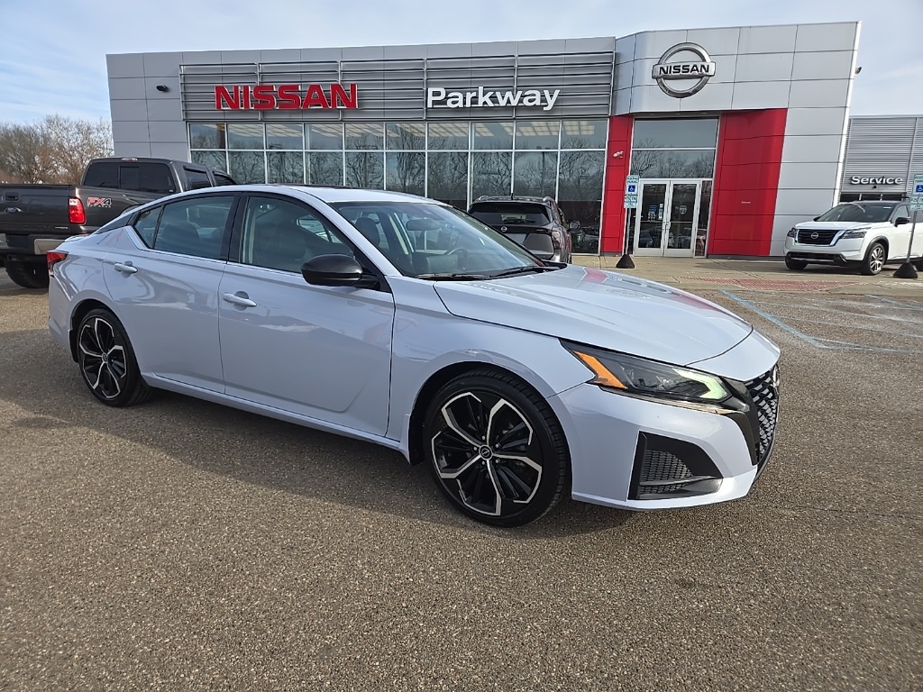 2023 Nissan Altima SR's photo