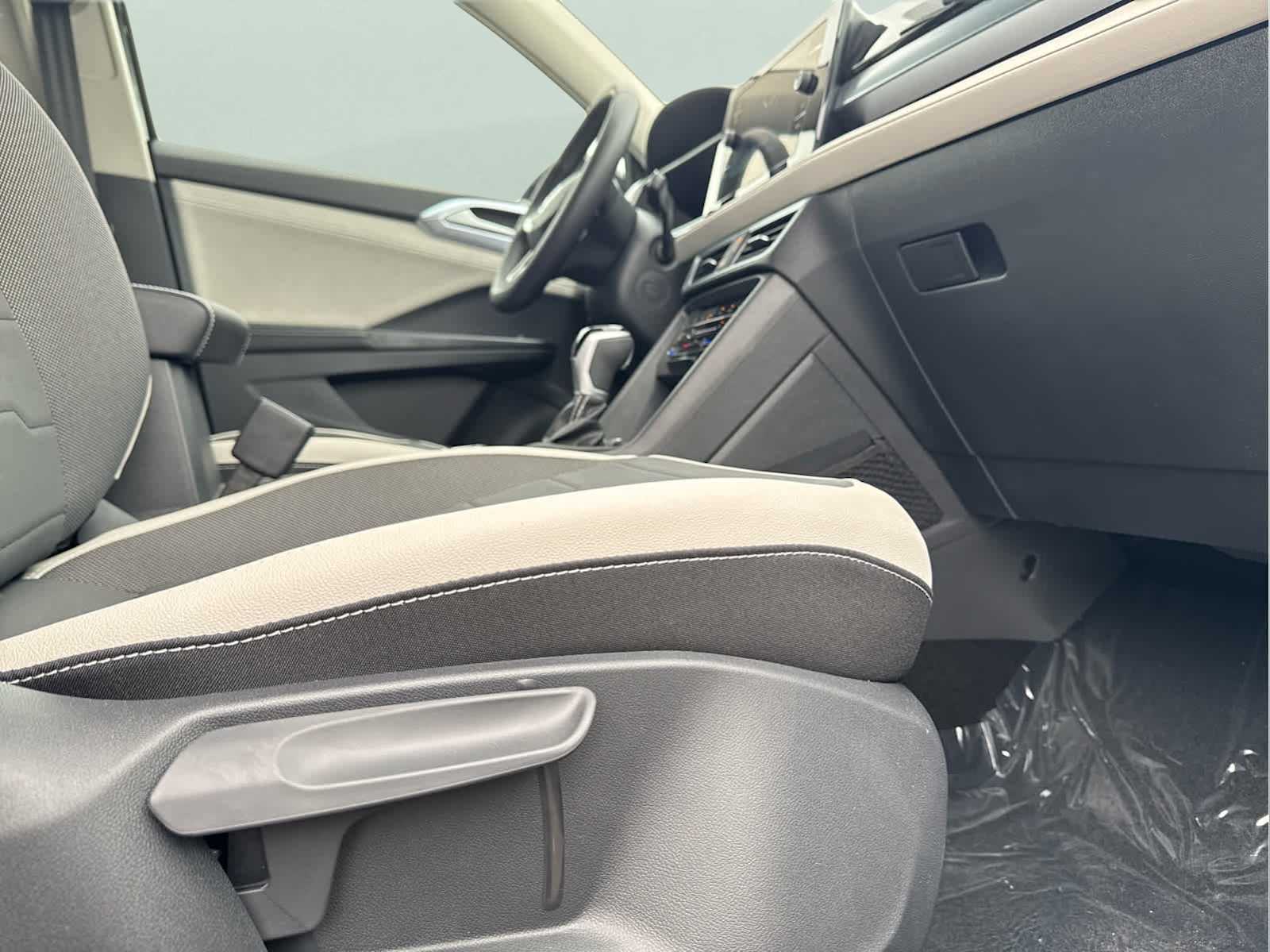 2025 Volkswagen Taos SE photo 30