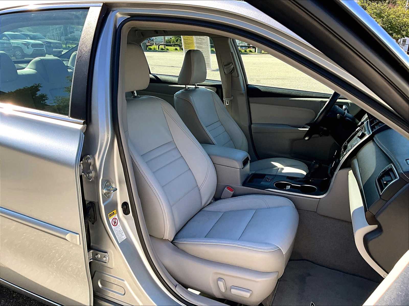 2016 Toyota Camry XLE photo 11