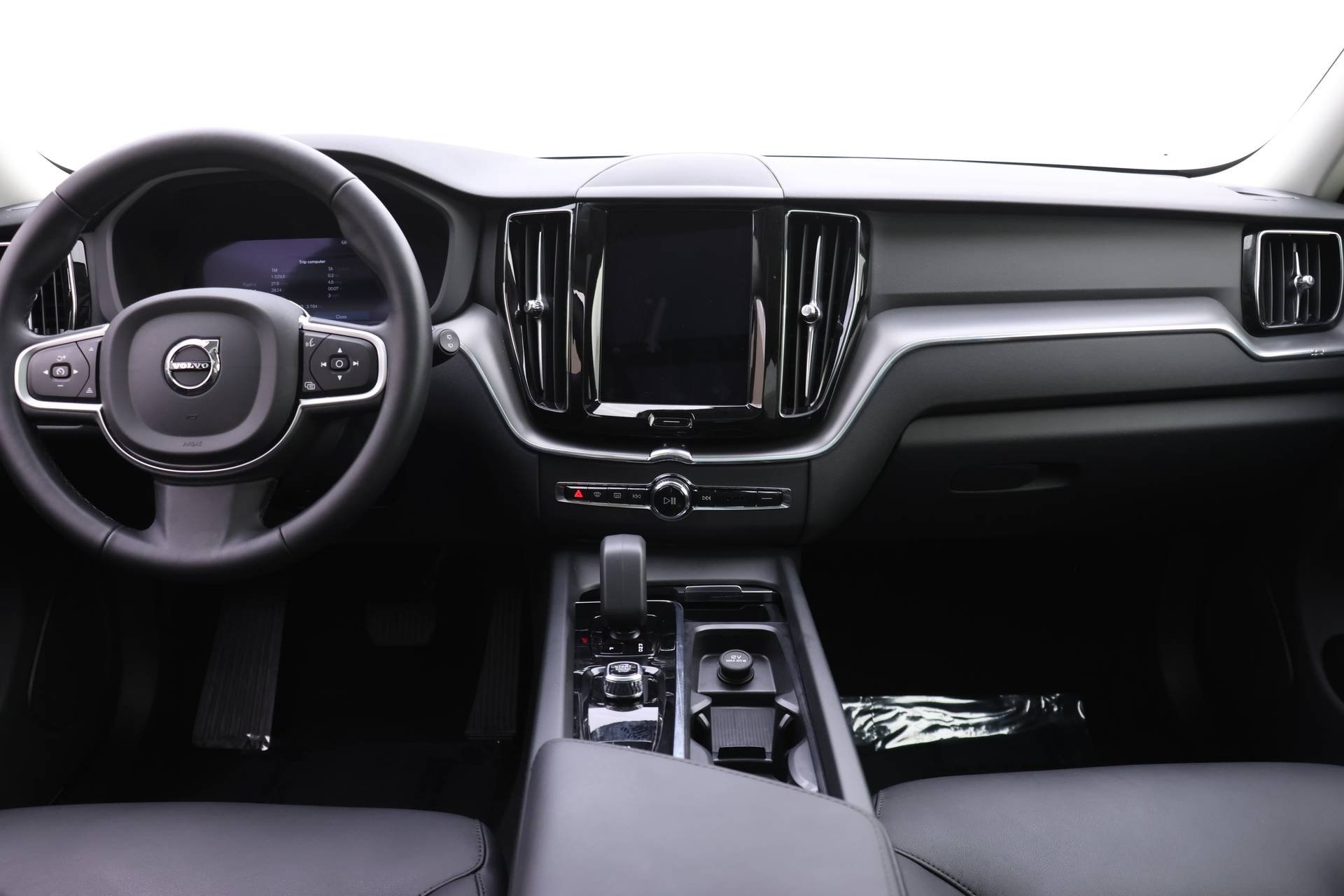 2025 Volvo XC60 B5 Core photo 3