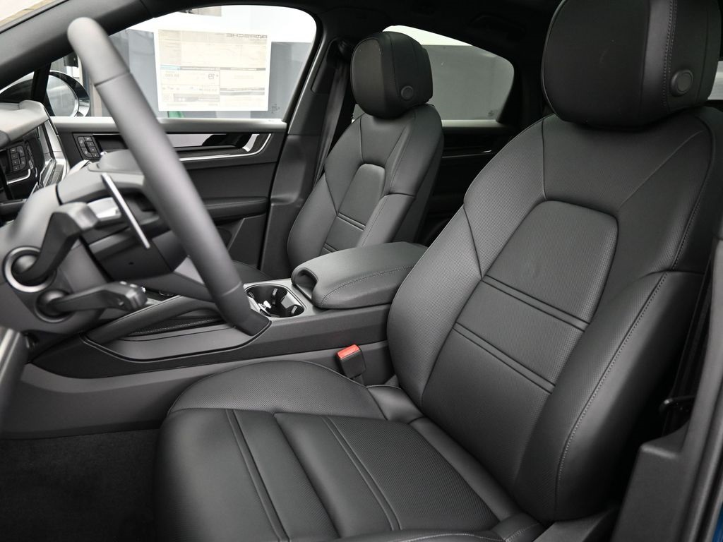 2026 Porsche Cayenne Coupe photo 4