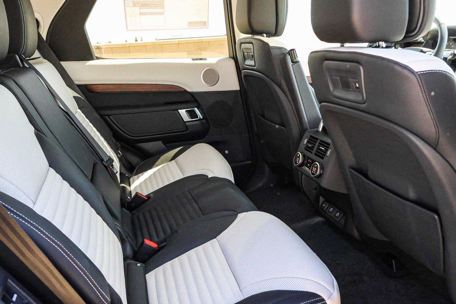 2025 Land Rover Discovery SE photo 8